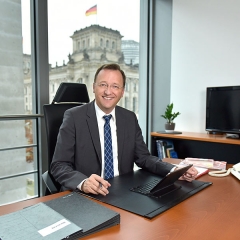 politiker portrait, Businessportrait Berlin, Firmenfotos, Unternehmerfotos, Portraits für Selbstständige, Bewerbungsfotos Berlin, Mitarbeiterfotos, Teamfotos, Firmenfotografie für Webseiten, Mobiles Fotostudio Berlin, Fotografin jennifer Sanchez, bundestag