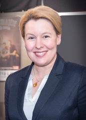 Businessportrait Berlin, Firmenfotos, Unternehmerfotos, Portraits für Selbstständige, Bewerbungsfotos Berlin, Mitarbeiterfotos, Teamfotos, Firmenfotograf für Webseiten, Mobiles Fotostudio Berlin, Fotografin jennifer Sanchez, Bundesministerin Franziska Giffey